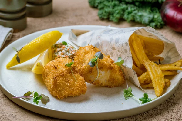 Смачна Смажена Риба Картоплею Соусом — стокове фото