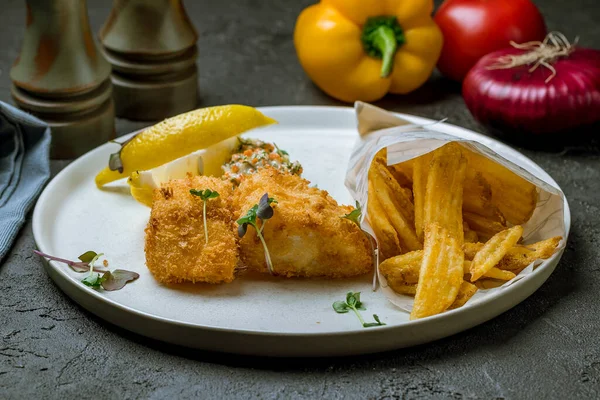 Смачна Смажена Риба Картоплею Соусом — стокове фото