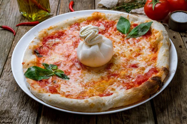 Pizza Mit Burrata Und Basyl Auf Holztisch — Stockfoto