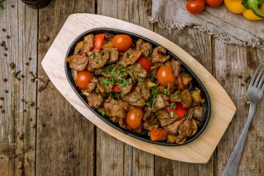 Ahşap arka planda biftek ve sebze. Türk mutfağı