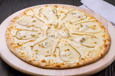 Armut ve Gorgonzola peynirli pizza..