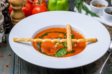 Beyaz tabakta gazpacho çorbası.
