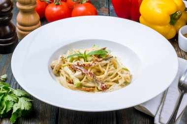 Tavuklu makarna ve güneşte kurutulmuş domates.