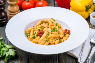 Beyaz tabakta sarımsaklı somon balığı.