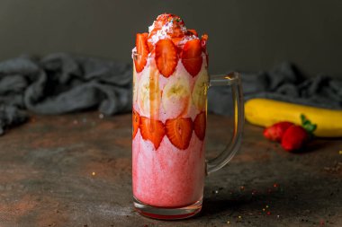 Çilekli ve muzlu milkshake kırsal betonda