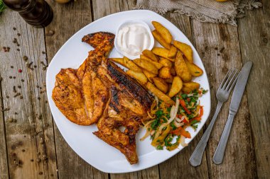 Kızarmış tavuk tütünü ve patates. Türk mutfağı