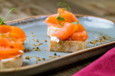 Somon ve peynire batırılmış