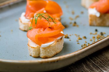 Somon ve peynire batırılmış