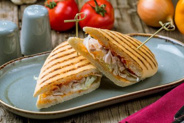 Tavuk göğsü ve sebzeli sandviç.