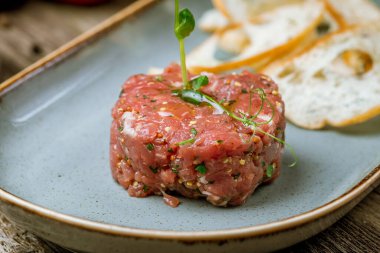 Sığır etinden tartar, yakın çekim manzaralı. 