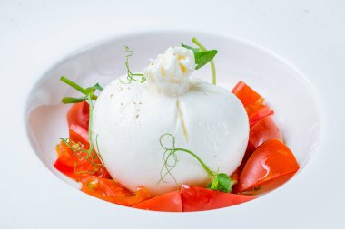 Buratta peynirli salata. 