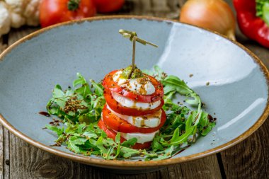 Mozzarella ve domatesli Caprese salatası