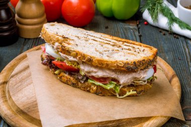 Ton balığı ve sebzeli sandviç.