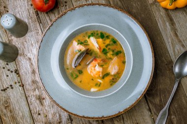 Balık çorbası ve deniz ürünleri.