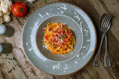 Domates soslu sebzeli spagetti.