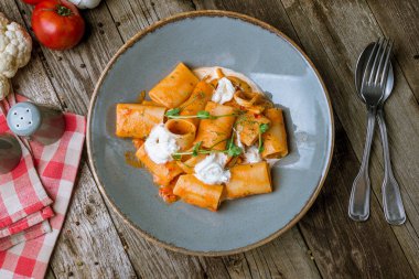 Kalamarlı Paccheri makarna.