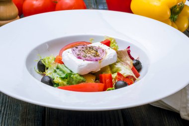 Yunan salatası ve beyaz peynir.