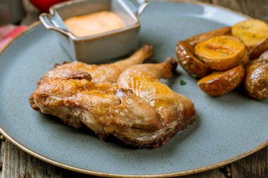 Kızarmış tavuk tütünü, yakın çekim.