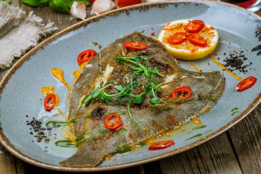 Tabakta kızarmış dil balığı.