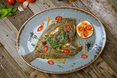 Tabakta kızarmış dil balığı.