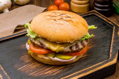 Etli leziz hamburger, yakın çekim manzaralı.