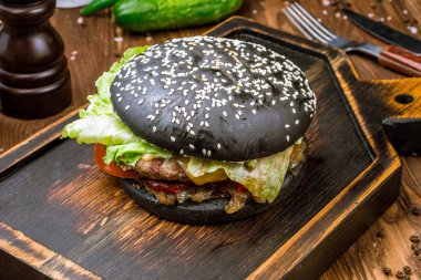 Etli siyah hamburger.