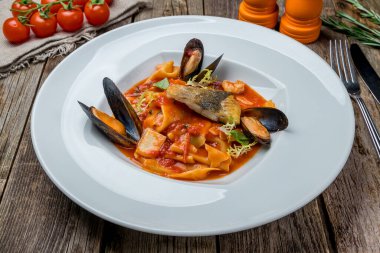 Pasta with seafood in tomate sause