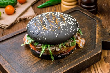 Etli siyah hamburger.