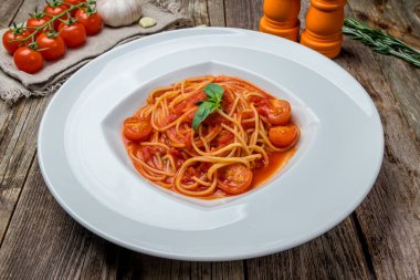 Pomodoro spagettisi beyaz tabakta.