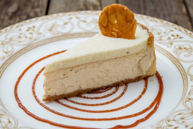 Soslu cheesecake klasiği