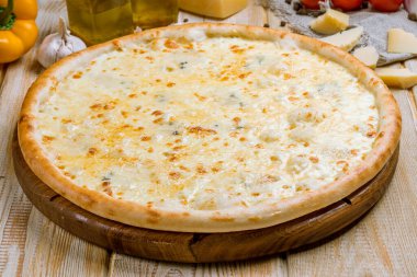 Tahta arka planda lezzetli Pizza Quattro formaggi.