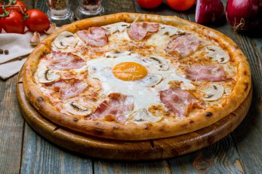 Pastırmalı Carbonara pizzası.