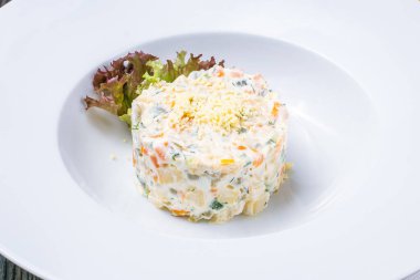 Salata olivieri tabakta