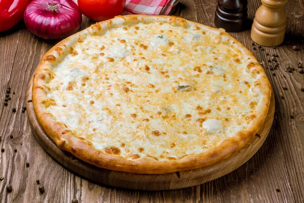 Крупный План Вкусной Кватро Формаджи Пиццы — стоковое фото
