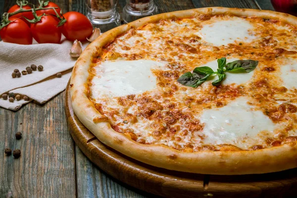 Nahaufnahme Der Italienischen Pizza Margherita Auf Holztisch — Stockfoto