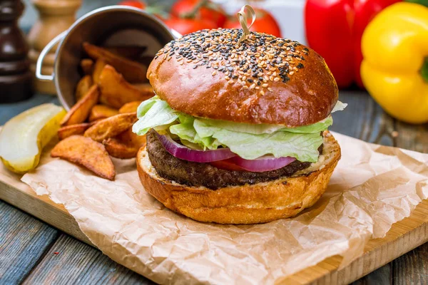 Deliciosa Hamburguesa Con Papas Fritas Sobre Tabla Madera — Foto de Stock