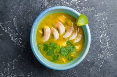 Koyu taş masa manzaralı mantarlı balık çorbası.