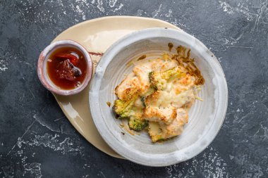 Kızarmış hindi, ızgara sebzeli brokoli ve peynirli.