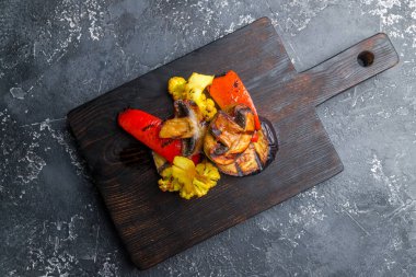 Tahta üstünde ızgara sebzeler.