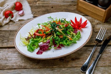 Eski ahşap masada yeşil sebze salatası