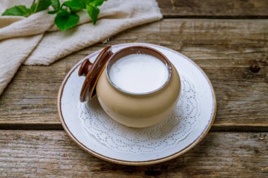 Matsoni eski ahşap masada kasede.