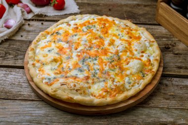 Pizza Quattro formaggi tahta masada.