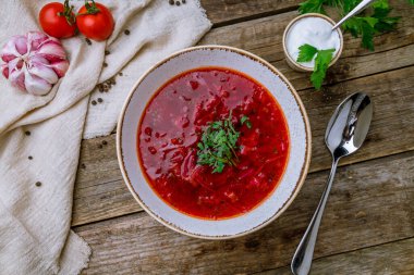 Eski ahşap üst manzaralı ekşi kremalı pancar çorbası.