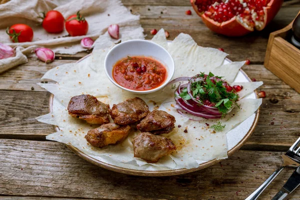 Tusuk Daging Kambing Dengan Bawang Merah Dan Tomat Sause Meja — Stok Foto