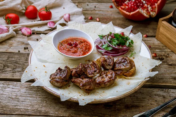 Kebab Ginjal Domba Dengan Bawang Merah Dan Tomat Sause Meja — Stok Foto