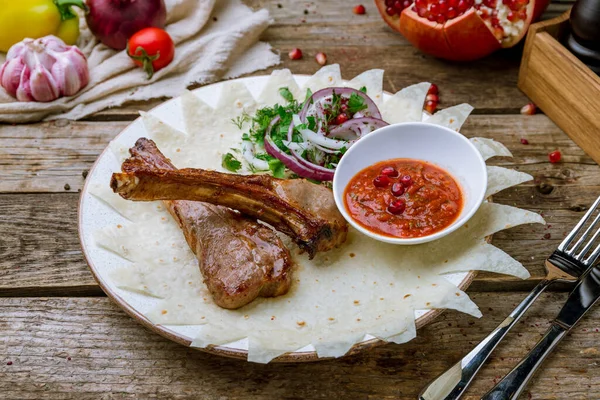 Rack Lamb Red Onion Tomato Sause Old Wood Table — Stok Foto