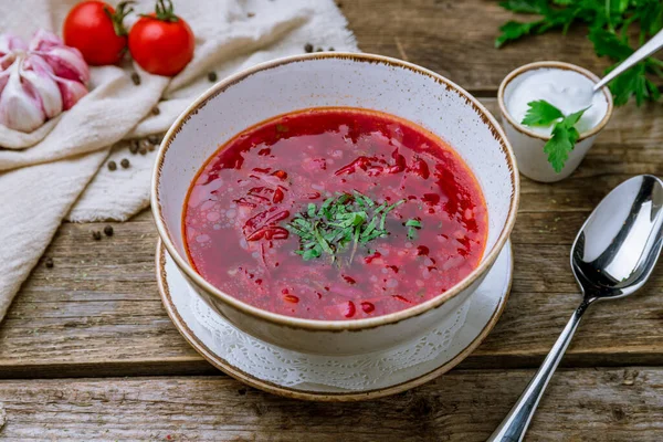 Borscht Met Zure Room Oude Houten Talbe — Stockfoto