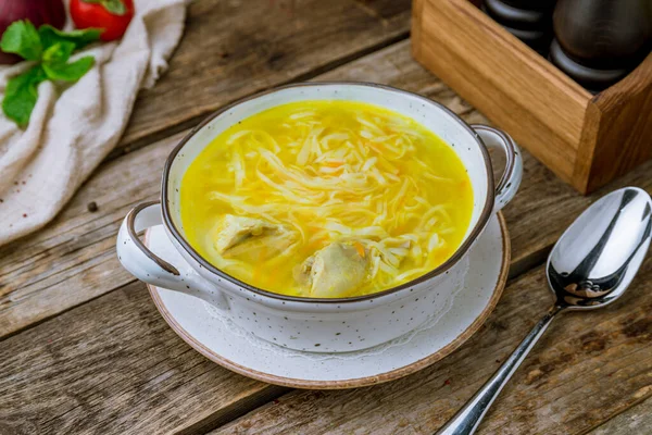Sup Ayam Bouillon Piring Atas Meja Kayu Tua — Stok Foto