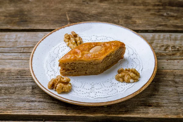 Dessert Arabe Traditionnel Baklava Aux Noix Sur Une Vieille Table — Photo