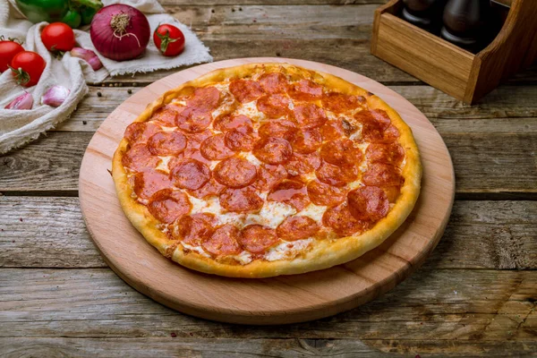 Pizza Pepperoni Velha Mesa Madeira — Fotografia de Stock